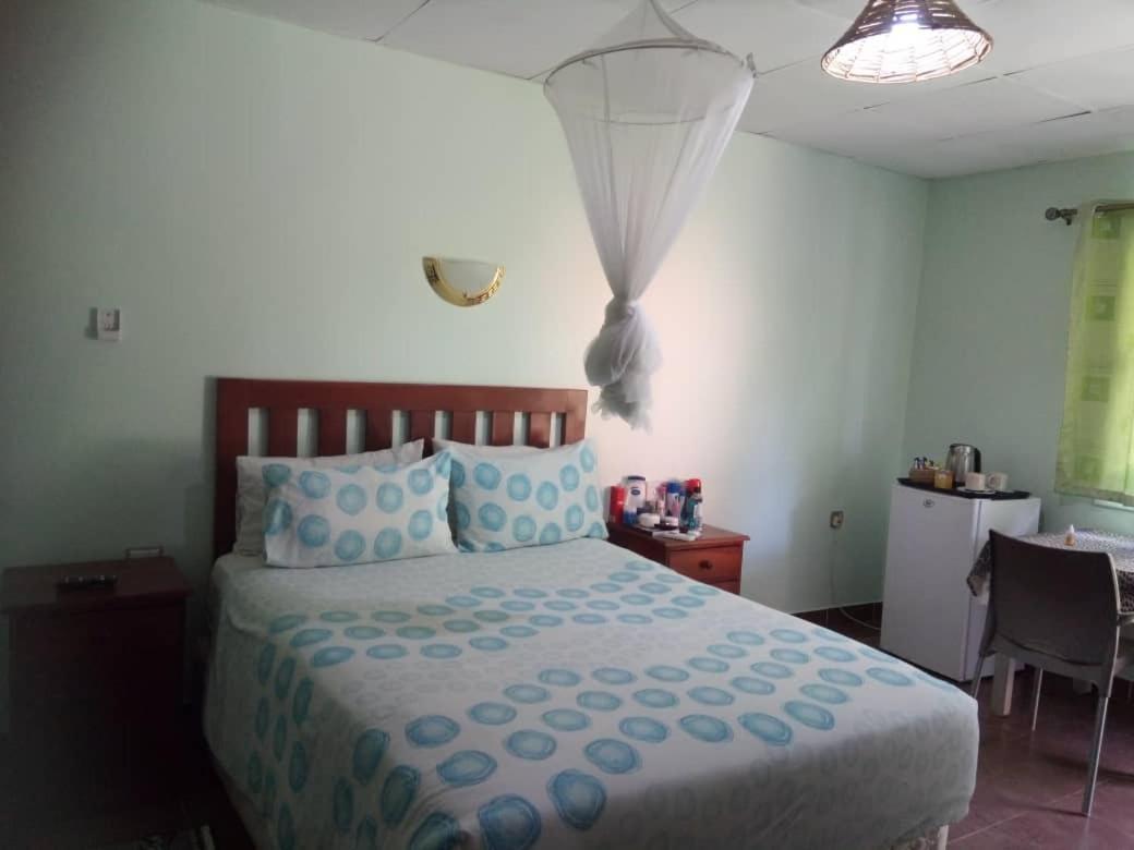 Gloria'S Bed And Breakfast Ливингстон Экстерьер фото