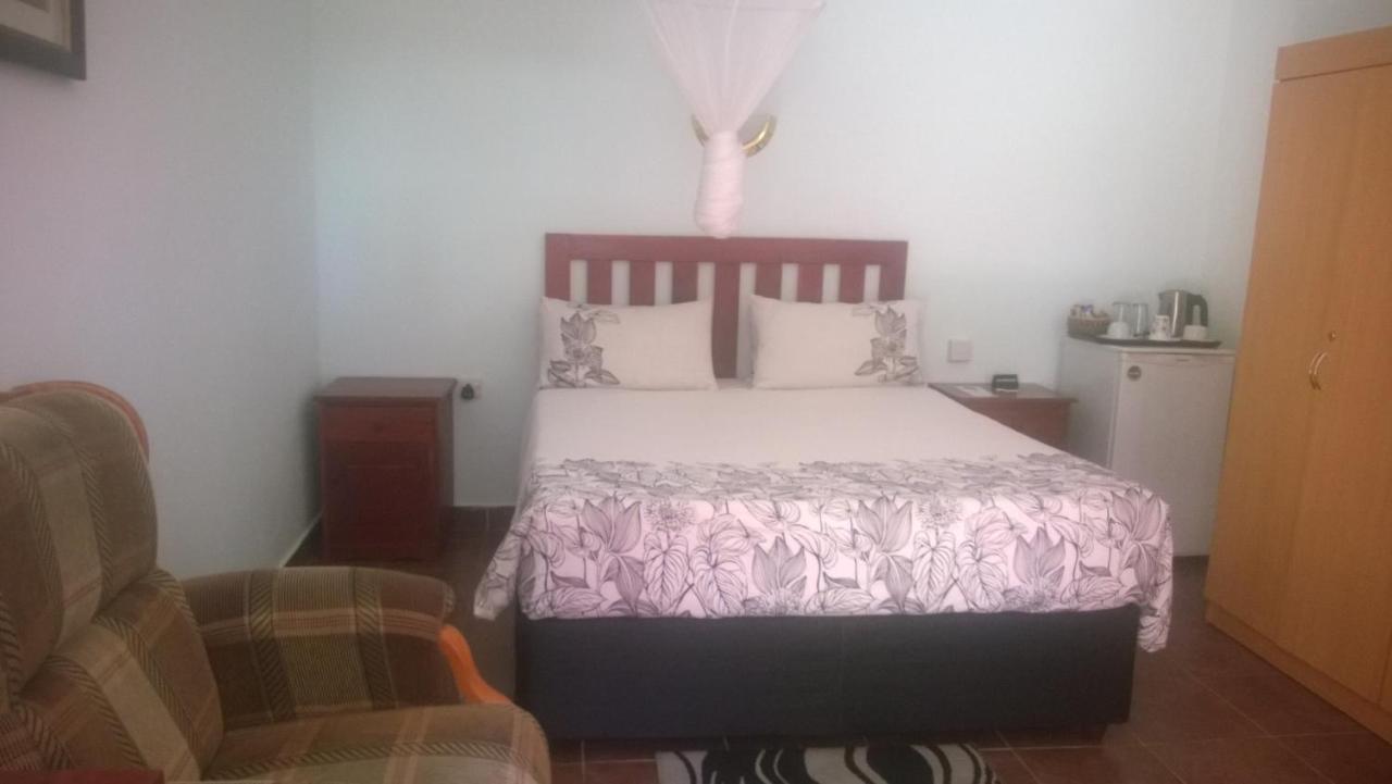Gloria'S Bed And Breakfast Ливингстон Экстерьер фото