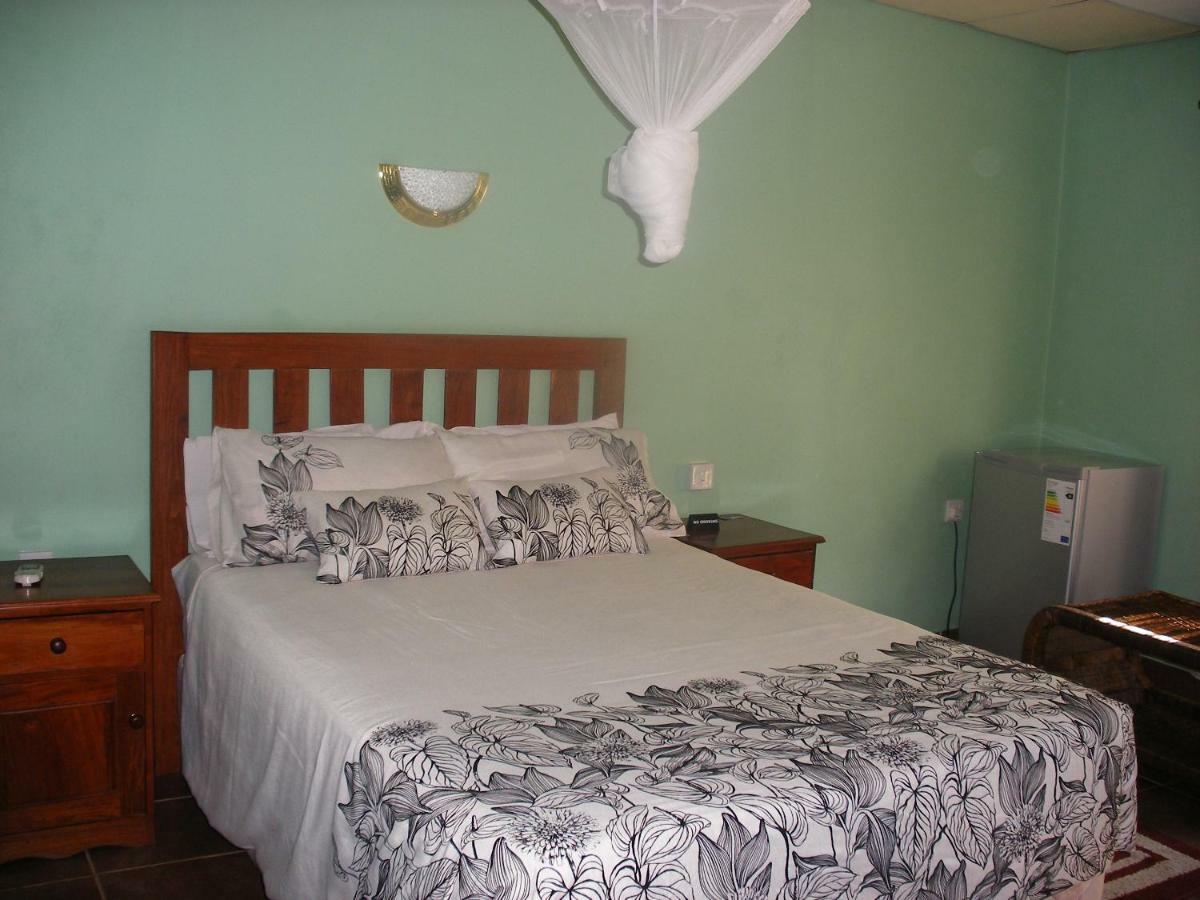 Gloria'S Bed And Breakfast Ливингстон Экстерьер фото